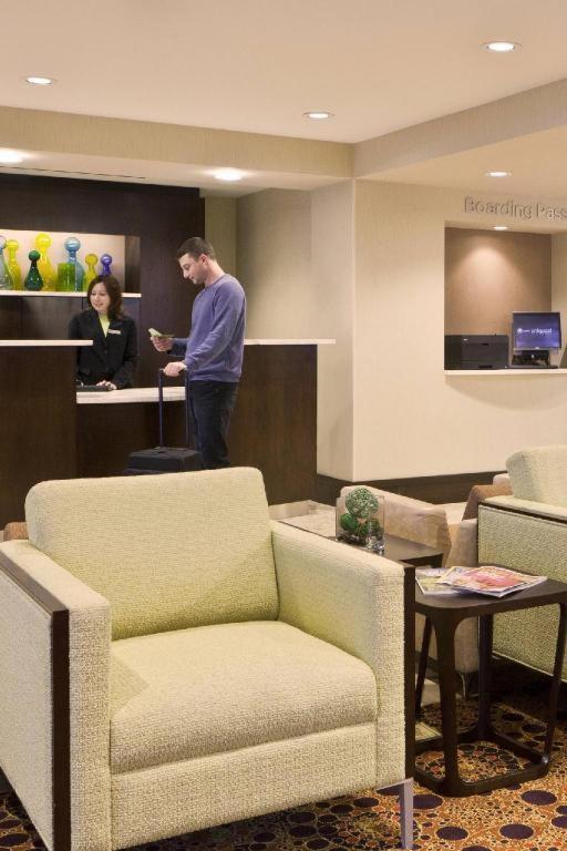 纽堡斯图尔特机场万怡酒店 外观 照片