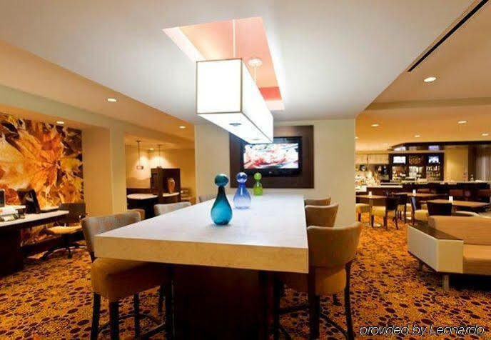纽堡斯图尔特机场万怡酒店 外观 照片