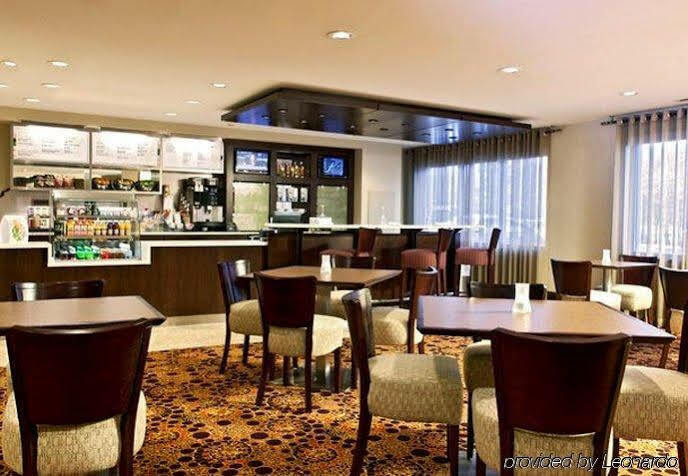 纽堡斯图尔特机场万怡酒店 外观 照片