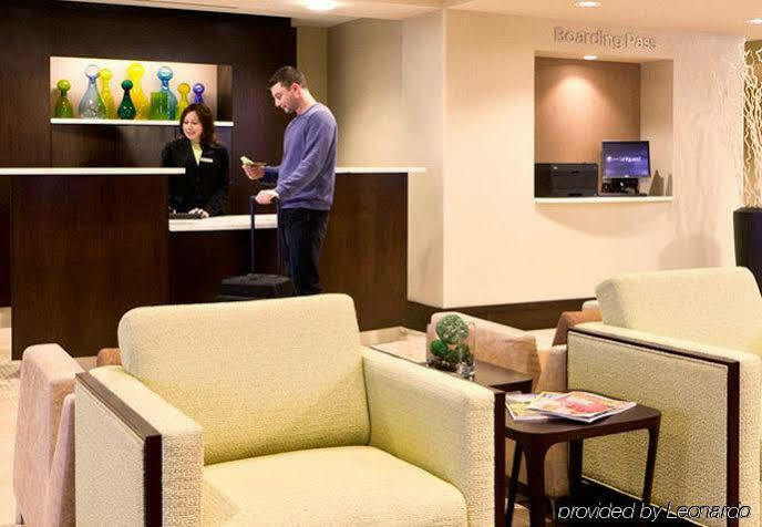 纽堡斯图尔特机场万怡酒店 外观 照片